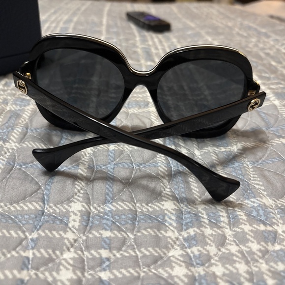 Glasses - Picture 2 of 3